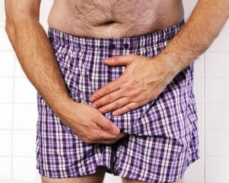 Exacerbace prostitidy u mužů se projevuje bolestí v šourku a perineu